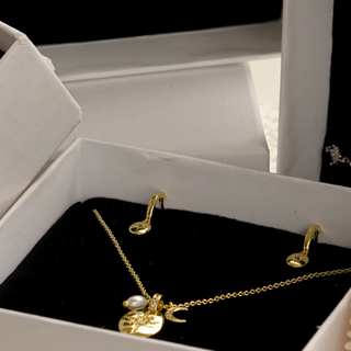 THOUGHTFUL GIFTS, TIMELESS ELEGANCE