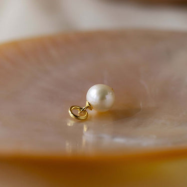 Round Solitarie Pearl Charm | 18K Plated