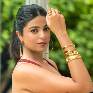 hoops earrings gold Model Image